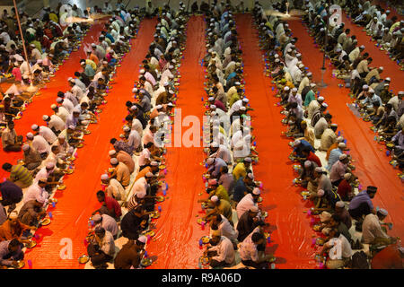 Anhänger an einer Messe - iftar Versammlung an Baitul Mukarram Nationale Moschee der islamischen Stiftung Bangladesch während des Ramadan gehostet werden. Dhaka, Bangladesch. Stockfoto