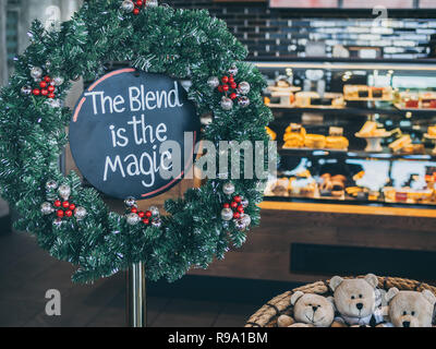 AYUTTHAYA, THAILAND - 7. Dezember 2018: Weihnachten Dekoration im Starbucks Coffee Shop im Flynow Outlet Shopping Mall auf der Autobahn in Ayutthaya, Thailand Stockfoto