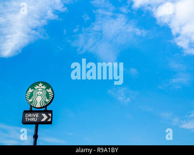 AYUTTHAYA, THAILAND - 7. Dezember 2018: Drive Thru Zeichen von Starbuck Coffee Shop in Flynow Outlet Shopping Mall Againts der blaue Himmel mit Kopie spac auf Stockfoto