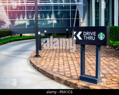 AYUTTHAYA, THAILAND - 7. Dezember 2018: Drive Thru Zeichen von Starbuck Coffee Shop in Flynow Outlet Shopping Mall auf der Autobahn in Ayutthaya, Thailand. Stockfoto