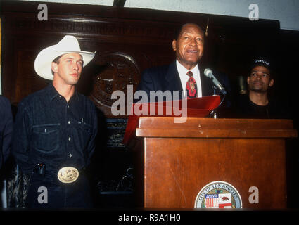 LOS ANGELES, Ca - 13. Mai: Schauspieler Stephen Baldwin, Los Angeles Bürgermeister Tom Bradley und Regisseur/Schauspieler Mario Van Peebles besuchen Los Angeles City Proclaimation der Posse 'Tag' am 13. Mai in Los Angeles, Kalifornien 1993. Foto von Barry King/Alamy Stock Foto Stockfoto