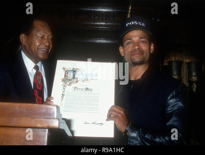 LOS ANGELES, Ca - 13. Mai: Bürgermeister von Los Angeles Tom Bradley und Regisseur/Schauspieler Mario Van Peebles besuchen Los Angeles City Proclaimation der Posse 'Tag' am 13. Mai in Los Angeles, Kalifornien 1993. Foto von Barry King/Alamy Stock Foto Stockfoto