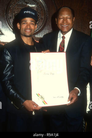 LOS ANGELES, Ca - 13. Mai: Regisseur/Schauspieler Mario Van Peebles und Los Angeles Bürgermeister Tom Bradley besuchen Los Angeles City Proclaimation der Posse 'Tag' am 13. Mai in Los Angeles, Kalifornien 1993. Foto von Barry King/Alamy Stock Foto Stockfoto