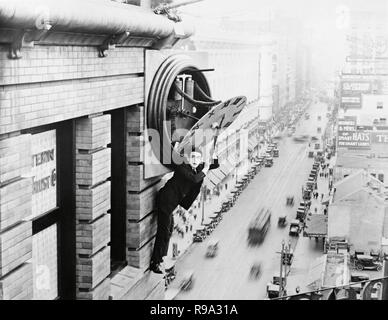 Original Film Titel: Sicherheit. Englischer Titel: Sicherheit. Jahr: 1923. Regie: FRED NEWMEYER. Stars: Harold Lloyd. Credit: HAL ROACH/PATHE EXCHANGE/Album Stockfoto