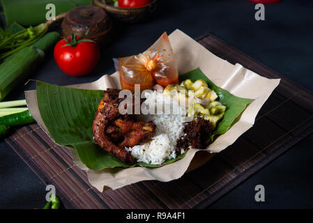 Nasi Lemak kukus mit Wachtel Fleisch Draufsicht, malaysische Gerichte Stockfoto