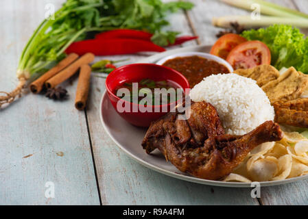 Nasi Campur Ayam Betutu. Stockfoto