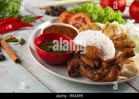 Indonesische herkömmlicher Reis mit Huhn Stockfoto