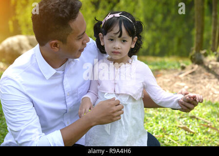 Vater und Tochter spielen im Park Stockfoto