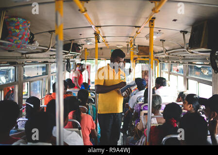 Menschen in einem öffentlichen Bus in Sri Lanka Stockfoto