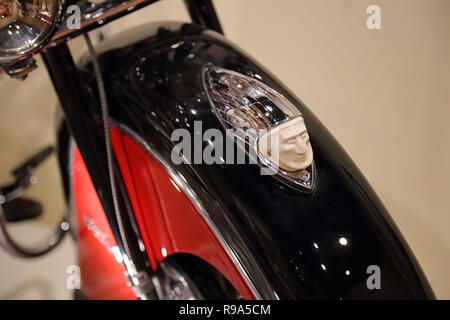 Los Angeles, CA/USA - Jan. 9, 2017: Das Detail eines Motorrads fender Ornament auf einem restaurierten Indian Roadmaster ist in einer Detailansicht angezeigt. Stockfoto