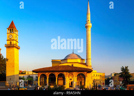 Ethem Bay Moschee und Uhrturm, Skanderberg Square, Tirana, Albanien Stockfoto