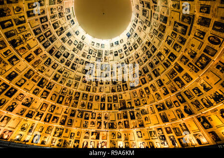 Jerusalem, Israel - 26. Juli 2015: Namen und Fotos von Opfern des Holocaust in der Halle der Namen in Yad Vashem Stockfoto