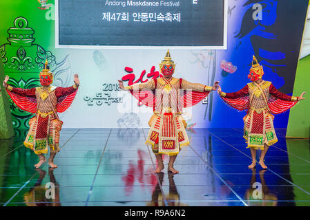 Thailändische Tänzerinnen, die den traditionellen Thai-Khon-Tanz auf dem Maskentanzfestival in Andong Südkorea darlegen Stockfoto