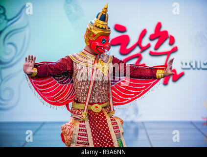 Thailändische Tänzerin, die den traditionellen Thai-Khon-Tanz auf dem Maskentanzfestival in Andong Südkorea vorführt Stockfoto