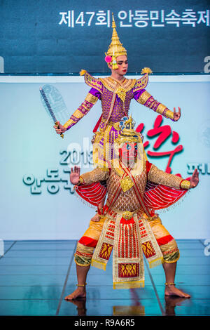 Thailändische Tänzerinnen, die den traditionellen Thai-Khon-Tanz auf dem Maskentanzfestival in Andong Südkorea darlegen Stockfoto