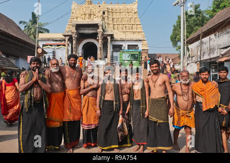 Pilger, die beim Padmanabhaswamy Temple in Trivandrum, Kerala, Indien, in dem unzählige Artefakte, die Massen von Gold und andere Wertgegenstände wurden gefunden Stockfoto