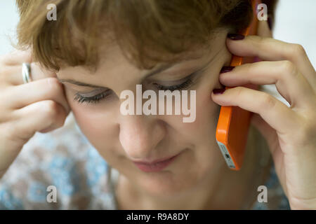 Porträt einer Frau mittleren Alters, am Telefon zu sprechen close-up Stockfoto