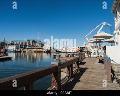 Kapstadt, Südafrika - Dezember 10, 2018 - Victoria und Alfred Waterfront, Hafen mit Erholung Boote, Geschäfte, Restaurants und den Tafelberg auf Ba Stockfoto