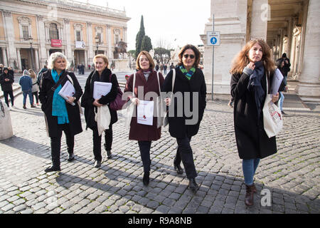 Roma, Italien. 19 Dez, 2018. Die sechs Träger von "Tutti pro Roma, Roma per Tutti" sind in der Piazza del Campidoglio zu treffen Bürgermeister von Rom Virginia Raggi Fotos und Dokumenten, die auf der Zerstörung der Stadt Gutschrift auszustellen: Matteo Nardone/Pacific Press/Alamy leben Nachrichten Stockfoto