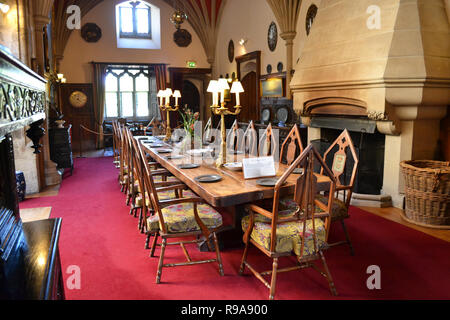 Der Speisesaal im Inneren von Lord Montagu Palace House in Beaulieu National Motor Museum und Gärten, New Forest, Hampshire, Großbritannien Stockfoto