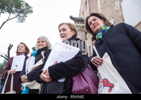 Roma, Italien. 19 Dez, 2018. Die sechs Träger von "Tutti pro Roma, Roma per Tutti" sind in der Piazza del Campidoglio zu treffen Bürgermeister von Rom Virginia Raggi Fotos und Dokumenten, die auf der Zerstörung der Stadt Gutschrift auszustellen: Matteo Nardone/Pacific Press/Alamy leben Nachrichten Stockfoto