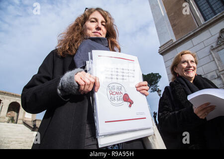 Roma, Italien. 19 Dez, 2018. Die sechs Träger von "Tutti pro Roma, Roma per Tutti" sind in der Piazza del Campidoglio zu treffen Bürgermeister von Rom Virginia Raggi Fotos und Dokumenten, die auf der Zerstörung der Stadt Gutschrift auszustellen: Matteo Nardone/Pacific Press/Alamy leben Nachrichten Stockfoto