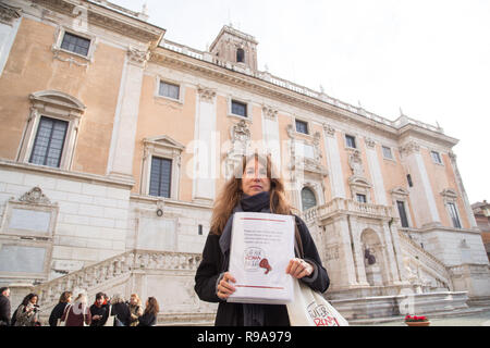 Roma, Italien. 19 Dez, 2018. Die sechs Träger von "Tutti pro Roma, Roma per Tutti" sind in der Piazza del Campidoglio zu treffen Bürgermeister von Rom Virginia Raggi Fotos und Dokumenten, die auf der Zerstörung der Stadt Gutschrift auszustellen: Matteo Nardone/Pacific Press/Alamy leben Nachrichten Stockfoto