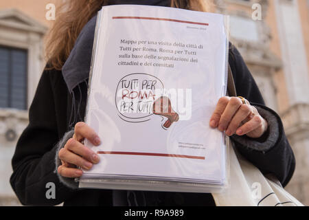 Roma, Italien. 19 Dez, 2018. Die sechs Träger von "Tutti pro Roma, Roma per Tutti" sind in der Piazza del Campidoglio zu treffen Bürgermeister von Rom Virginia Raggi Fotos und Dokumenten, die auf der Zerstörung der Stadt Gutschrift auszustellen: Matteo Nardone/Pacific Press/Alamy leben Nachrichten Stockfoto
