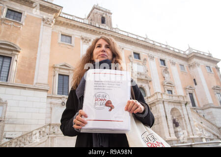 Roma, Italien. 19 Dez, 2018. Die sechs Träger von "Tutti pro Roma, Roma per Tutti" sind in der Piazza del Campidoglio zu treffen Bürgermeister von Rom Virginia Raggi Fotos und Dokumenten, die auf der Zerstörung der Stadt Gutschrift auszustellen: Matteo Nardone/Pacific Press/Alamy leben Nachrichten Stockfoto