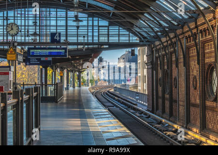 Hackescher Markt S-Bahn Station. Historisches ziegelgebäude Interieur & Plattform. Mitte, Berlin Stockfoto