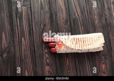 Hausgemachte Wurst in pita Brot auf hölzernen Hintergrund Stockfoto