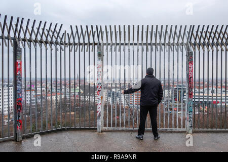 Berliner Volkspark Humboldthain Volkspark, junger Mann auf der Aussichtsplattform des WWll anti-aircarft Turm und Bunker Stockfoto