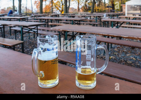 Berli, Wannsee. Lorreta Restaurant Biergarten. Zwei Gläser auf den Tisch im Herbst. Leere Tabellen Stockfoto