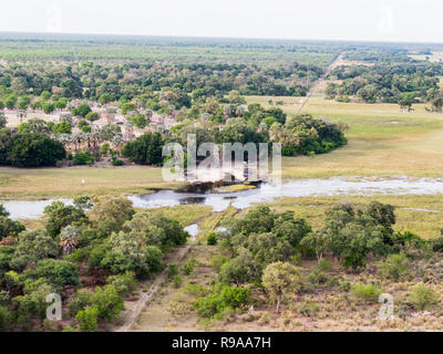 Luftaufnahme von Flüssen, Bächen und Wiesen im Okavango Delta, Botswana, Afrika Stockfoto