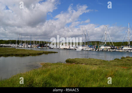 Segelboote auf dem Beaulieu River außerhalb der Buckler hart Maritime Museum, New Forest, Hampshire, Großbritannien Stockfoto