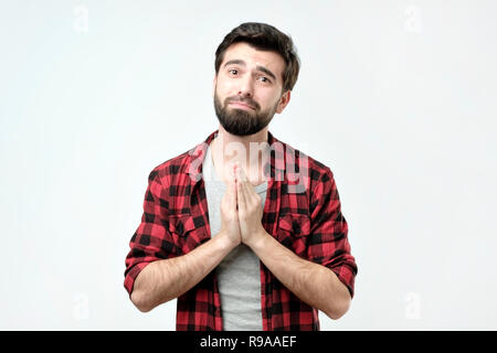 Jetzt helfen Sie mir bitte. Hispanic reifer Mann mit Bart Bart benötigen eine Hilfe. Stockfoto