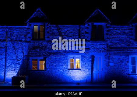 Die Krone der Crucis Country Inn und Hotel bei durch blaue Lichter Nacht beleuchtet. Ampney Crucis, Cotswolds, Cirencester, Gloucestershire, England Stockfoto