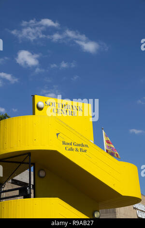 LONDON, ENGLAND - 15. Juli 2018. Gelbe Treppen in Southbank, London, England, 15. Juli 2018. Stockfoto