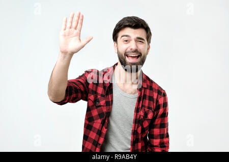 Freundliche, höfliche junge Hispanic Mann in kariertem Hemd "hi gekleidet Stockfoto