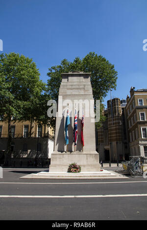 LONDON, ENGLAND - 15. Juli 2018. Das ehrenmal Kriegerdenkmal am 19 April, 2015, entworfen von Edwin Lutyens und 1920 für den Ersten Weltkrieg Hauptversammlung gebaut Stockfoto