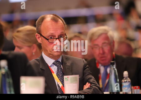 31. CDU-Bundestag in Hamburg: Friedrich Merz mit Brille , zwischen Delegierten, konsterniert. Drei Jahre später der dritte Lauf Stockfoto