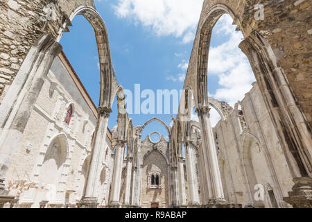 Ruine der gotischen Kirche Unserer Lieben Frau vom Berg Karmel (Igreja do Carmo), durch ein Erdbeben zerstört 1755, Lissabon, Portugal Stockfoto