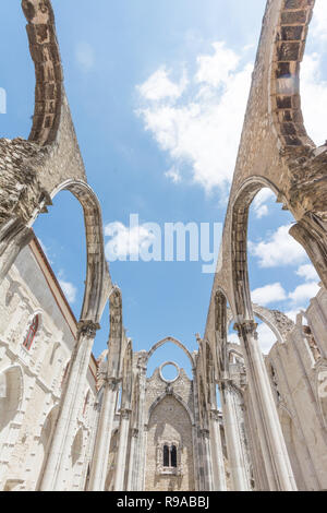 Ruine der gotischen Kirche Unserer Lieben Frau vom Berg Karmel (Igreja do Carmo), durch ein Erdbeben zerstört 1755, Lissabon, Portugal Stockfoto