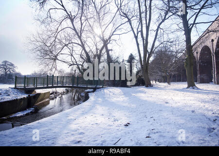 Brücke über Stream mit Bahn Bögen in Abstand, Southgate, London Stockfoto