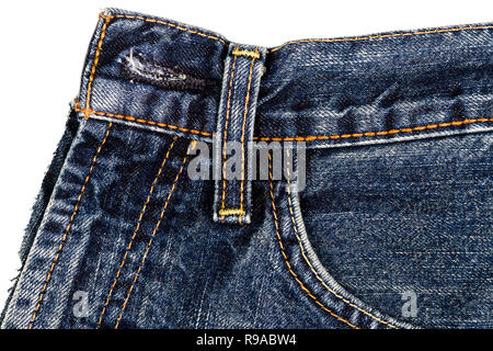 Stück blaue Jeans Stoff auf weißem Hintergrund. Grobe unebenen Kanten. Denim Jeans zerrissen Stockfoto