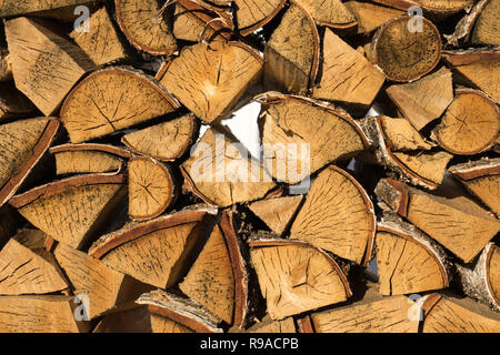 Gehacktes Brennholz für den Kamin ist ordentlich gefaltet Stapel. Holz