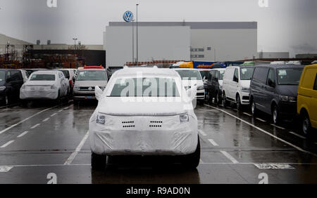 21. Dezember 2018, Niedersachsen, Hannover: Ein verpacktes Volkswagen Amarok steht auf einem Parkplatz der VW-Werk. Wenn das Elektroauto Produktion gestartet ist, kann insgesamt bis zu 7000 Arbeitsplätze bei den VW-Standorten in Emden und Hannover geschnitten werden. Foto: Julian Stratenschulte/dpa Stockfoto