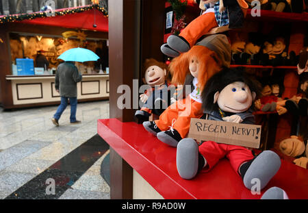 Köln, Deutschland. 21. Dezember 2018, Nordrhein-Westfalen, Köln: eine Puppe in einem Stand auf dem Weihnachtsmarkt an der Kathedrale hält ein Schild mit den Worten "Regen stört". Am vierten Wochenende im Advent, das Rheinland erwartet, Regen und milde Temperaturen. Foto: Henning Kaiser/dpa Quelle: dpa Picture alliance/Alamy leben Nachrichten Stockfoto