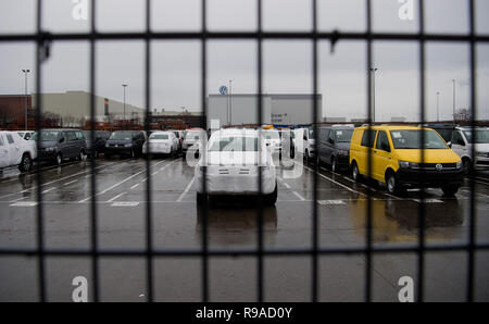 21. Dezember 2018, Niedersachsen, Hannover: Ein verpacktes Volkswagen Amarok steht auf einem Parkplatz der VW-Werk. Wenn das Elektroauto Produktion gestartet ist, kann insgesamt bis zu 7000 Arbeitsplätze bei den VW-Standorten in Emden und Hannover geschnitten werden. Foto: Julian Stratenschulte/dpa Stockfoto