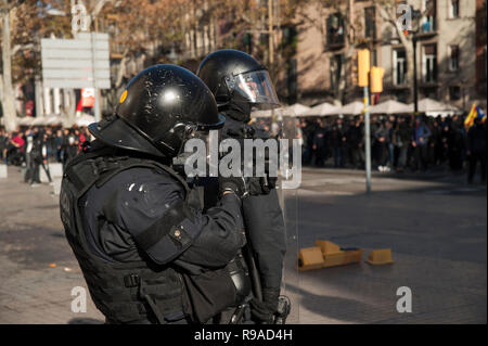 Barcelona 21. Dezember, 2018. Katalanischen Aktivisten zugunsten der Unabhängigkeit Protest vor dem Gebäude der "Llotja de Mar" in Barcelona, wo der Ministerrat in einer außerordentlichen Weise erfüllt hat. Der Tagung des Rates der Minister wird in Katalonien, nur ein Jahr nach der Landtagswahl von der vorherigen Regierung gemäß Artikel 155 der Verfassung einberufen. Charlie Perez/Alamy leben Nachrichten